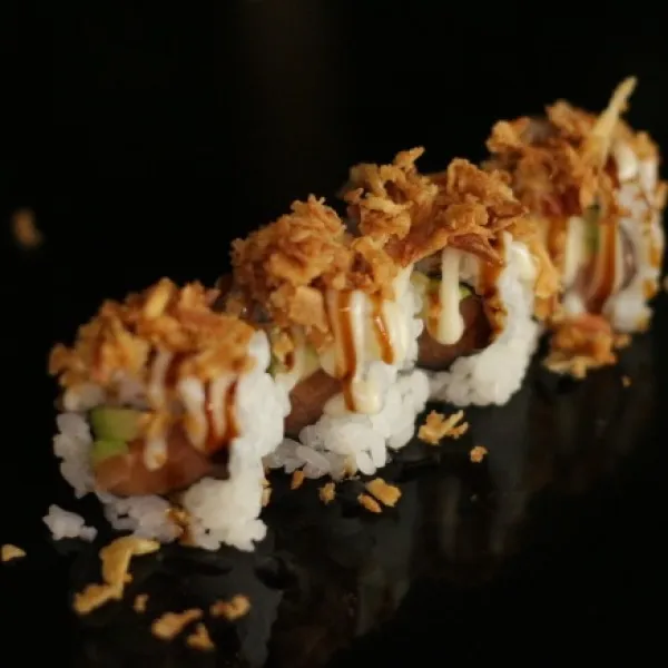 Salmón, aguacate y cebolla frita (4u)