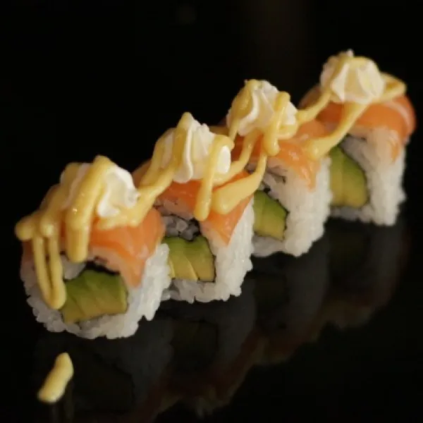 Salmón, aguacate, queso y salsa mango (4u)