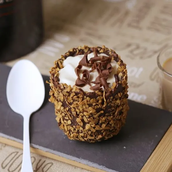 Helado de baileys en un vasito de chocolate