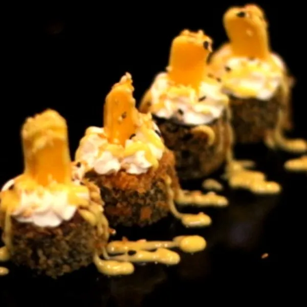 Maki queso fundido con mango (4u)