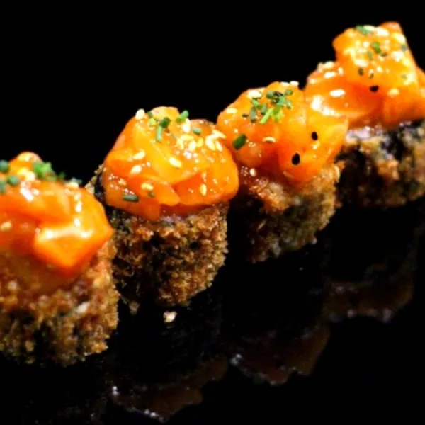 Maki frito con salmón (4u)