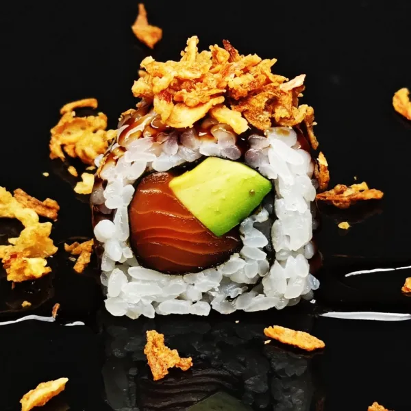 Salmón, aguacate y cebolla frita (4u)