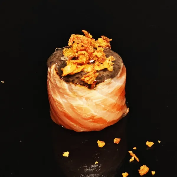 Gunkan de salmón y Trufa (1u)