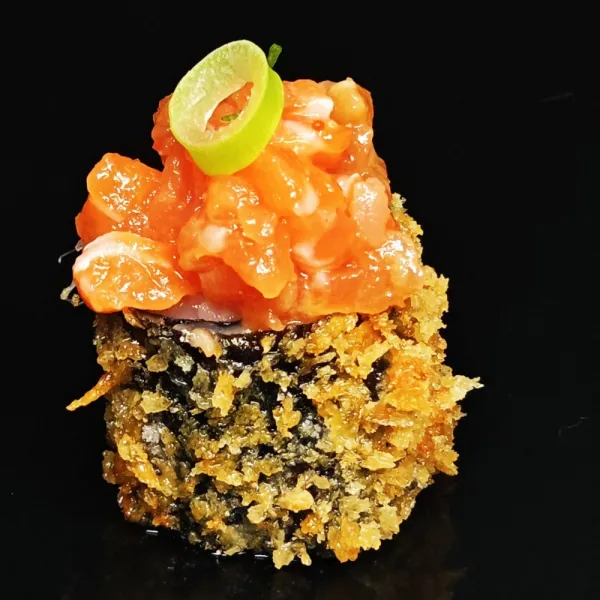 Maki frito con salmón (4u)